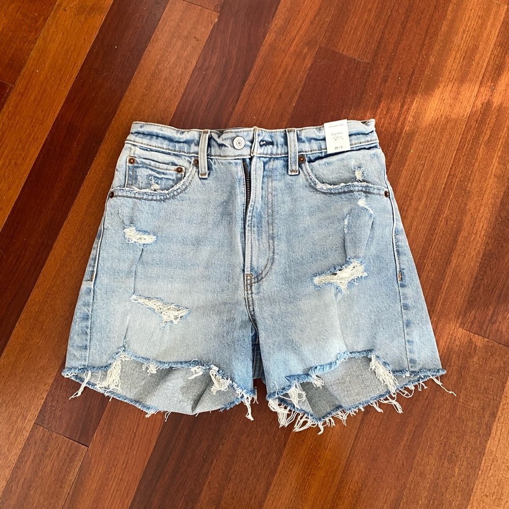 NEVER WORN, WITH TAGS. Women's Distressed Denim Shorts from Abercrombie.